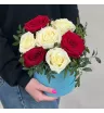 Шляпная коробка с розами «Яркое начало»